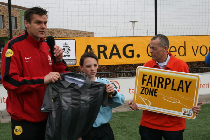 Scheidsrechter Eric Braamhaar reikt KNVB-FairPlay certificering uit aan CSV '28
